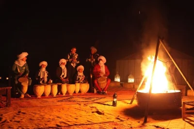 Scopri il deserto del sahara, i villaggi berberi e le antiche kasbah del marocco in un tour privato di 3 giorni da fes a marrakech con guida locale, cammellata e pick-up in hotel.