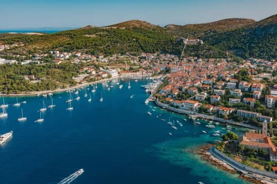 Inselhopping ab split oder trogir zu hvar, brač & Šolta mit privater bootstour. schwimmen, schnorcheln am schiffswrack und mittagessen am meer mit lokalem guide inklusive.
