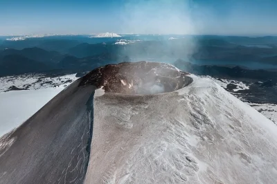 Besteige den villarrica vulkan ab pucón mit einem lokalen guide, überquere den gletscher mit steigeisen, schau in den krater und rodel zurück. inklusive ausrüstung, parkeintritt und bier.