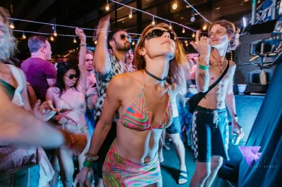 Vivi le notti più intense di techno e psy trance a bangkok, con pool party e dj locali ogni weekend. ingresso incluso, location top e facile accesso.