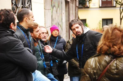 Descubre las leyendas e historia de madrid en un tour privado a pie con guía local. incluye recogida en hotel, parada para tapas y ruta personalizable.