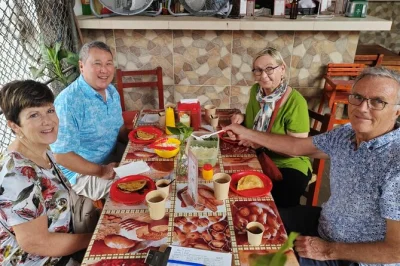Assaggia carnitas, birria e tacos di gamberi nel quartiere versalles di puerto vallarta con una guida locale. include agua fresca, dessert e foto digitali.