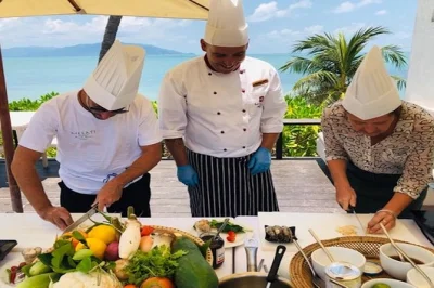 Aprenda a cozinhar pratos tailandeses autênticos em koh samui com um chef local, aulas práticas e almoço na praia. inclui ingredientes, receitas e reserva flexível.