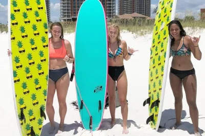 Initiez-vous au surf à pensacola beach avec un moniteur local, planche fournie et eau en bouteille offerte. cours adaptés aux familles, tous niveaux, réservation facile.