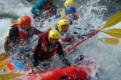 Vivez une aventure de rafting à dagali près de geilo avec des guides locaux, tout l’équipement fourni, et une expérience sécurisée dès 12 ans. combinaison, casque et accompagnement expert inc