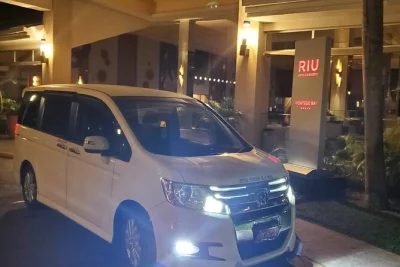 Llega a montego bay y viaja a tu hotel riu con un conductor local amable, en un coche privado con aire acondicionado y paradas flexibles. incluye recogida y todos los cargos.