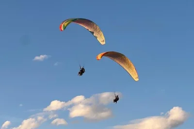 Viva um dia inesquecível saindo de marrakech: parapente sobre o atlas, passeio de camelo no deserto de agafay, paradas à beira do lago e chá berbere. inclui transporte e guia local.