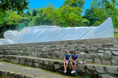 Descubre la montaña ta cu en teleférico, admira el enorme buda reclinado, visita el puerto de phan thiet y una granja de pitahayas. incluye guía privado y recogida en hotel.