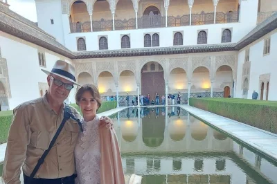 Scopri l’alhambra di granada con un tour privato e guida esperta. passeggia tra antichi palazzi, ascolta storie locali e scopri dettagli nascosti con il tuo accompagnatore personale. orari flessibil