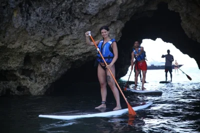 Descubre los acantilados, cuevas y playas secretas de albufeira en paddleboard con un guía local amigable. todo el equipo incluido y una aventura en grupo reducido.