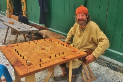 Descubre el pasado vikingo de noruega en el mercado de gudvangen, navega por el nærøyfjord y conoce auténticos vikingos. transporte privado desde bergen, entradas y guía local incluidos.