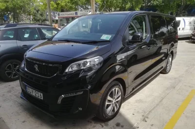 Descubre lo mejor de malta con un conductor privado, itinerario flexible y snack local incluido. visita mdina, playas, pueblos artesanales y más—con recogida incluida.