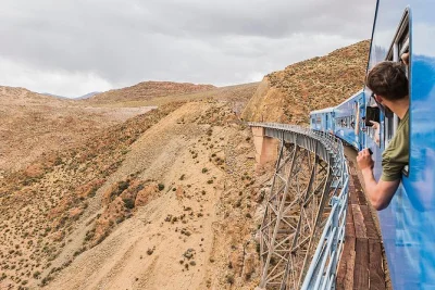 Viaja en el tren a las nubes desde salta, descubre pueblos andinos, visita el viaducto de la polvorilla y disfruta de un desayuno típico. incluye traslado y guía local a bordo.