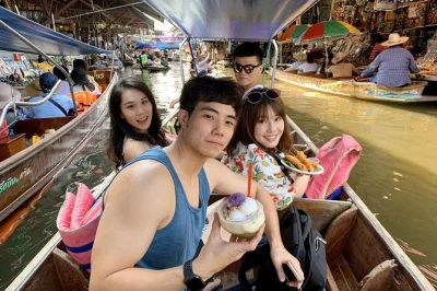 Descubre el mercado del tren maeklong y el mercado flotante damnoen saduak en un tour de medio día con recogida en hotel, guía local y paseo en barco incluidos.