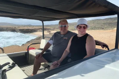 Descubre el lado salvaje de aruba en un safari privado en jeep por el parque nacional arikok, haz snorkel en la piscina natural y baby beach, explora cuevas antiguas con guía local y transporte inclu