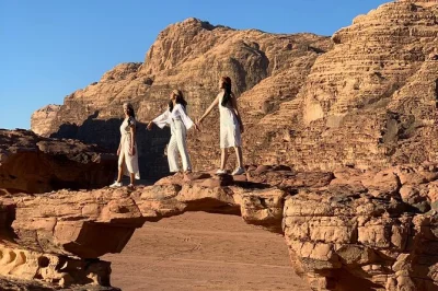 Découvrez petra, wadi rum et la mer morte lors d’un circuit privé de 3 jours au départ d’amman. transfert hôtel, chauffeur anglophone, voiture de luxe et repas locaux inclus.