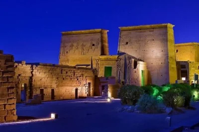Vivez le spectacle son et lumière du temple de philae sur l’île d’agilkia, avec transfert privé depuis votre hôtel, traversée en bateau et audioguide pour une soirée inoubliable à assouan.