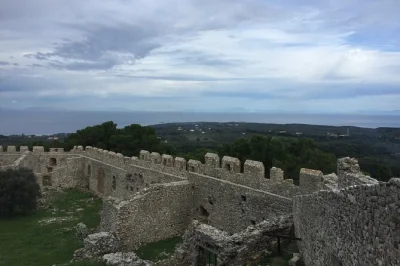 Scopri ilida antica, il castello di chlemoutsi e le spiagge di kyllini con un tour privato da katakolo o dal porto di kyllini. include pick-up, guida locale e soste personalizzate.