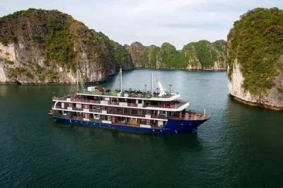 Descubre la bahía de halong y lan ha en un crucero de 2 días desde hanoi con kayak, clase de cocina vietnamita, fiesta al atardecer y guía local. incluye recogida y comidas.