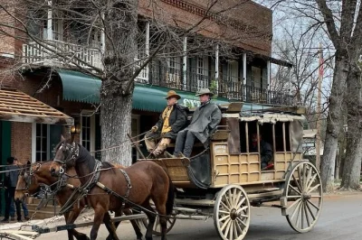 Erkunde die goldrausch-städte von angels camp bis jamestown mit einer selbstgeführten audiotour. entdecke riesige mammutbäume, geheimnisvolle höhlen und genieße offline-zugriff für unbegrenzte n