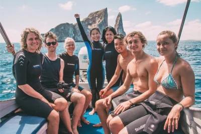 Explorez kicker rock près de san cristóbal, nagez avec otaries et tortues, détendez-vous sur des plages isolées et savourez un déjeuner à bord avec un guide certifié des galápagos.