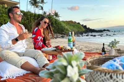 Erlebe ein entspanntes picknick bei sonnenuntergang an einem ruhigen strand auf maui, genieße eine liebevoll zusammengestellte charcuterie-platte, spiele verbindungsspiele und erhalte persönliche fo