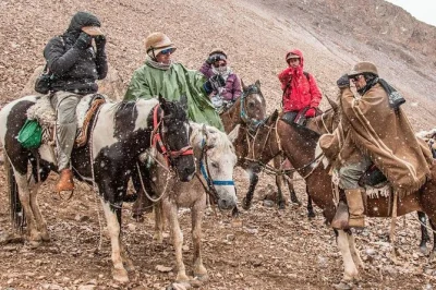 Recorre los andes desde barreal con guías locales expertos, acampa bajo las estrellas y sigue la ruta histórica de san martín. incluye equipo de camping y traslados.
