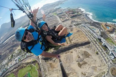 Vivi l’emozione dell’acro parapendio a costa adeje con piloti esperti, acrobazie mozzafiato e pickup gratuito in hotel. tutta l’attrezzatura di sicurezza inclusa, perfetto anche per principianti