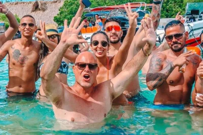 Découvrez les îles du rosario à cartagena en bateau avec un guide local, faites du snorkeling à isla grande, dégustez des fruits de mer frais à cholón et nagez avec le plancton lumineux. déjeu