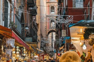 Entdecke pompeji, herculaneum und neapel an einem tag mit lokalem guide. inklusive abholung, expertenwissen und zeit zum bummeln durch neapels lebhafte gassen.