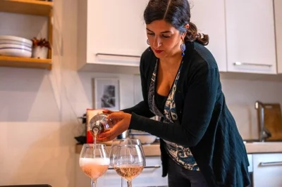 Viva uma aula prática de culinária veneziana e um passeio animado pelo mercado em veneza com um guia local. inclui refeição caseira, vinho e atendimento exclusivo.