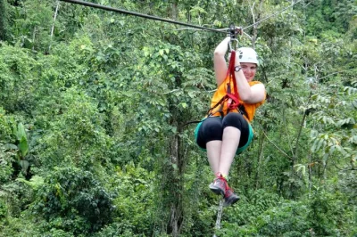 Vivi la foresta pluviale di costa rica con un tour zipline vicino al vulcano arenal, osserva la fauna e rilassati alle terme naturali di los lagos. pickup e guida inclusi.