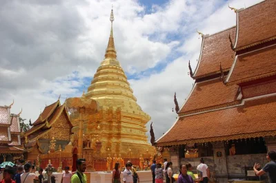 Descubre el templo doi suthep y una aldea de la tribu hmong en chiang mai con guía local, traslado desde el hotel, entradas y teleférico incluidos para una visita sin complicaciones.