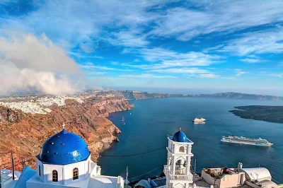 Découvrez santorin avec un guide local, visitez red beach, oia et un monastère, et profitez d’une dégustation de vin. transfert privé et prise en charge à l’hôtel inclus.