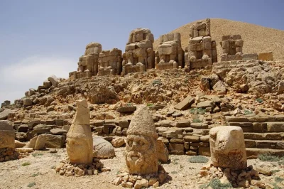 Descubre göbeklitepe, el sagrado balıklıgöl y el amanecer en el monte nemrut en un viaje de 3 días desde sanliurfa con guía local, alojamiento y entradas incluidas.