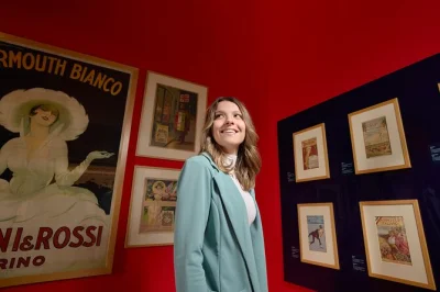 Conheça a casa martini em turim com um tour guiado, explore a fábrica e deguste 3 drinks clássicos da martini. inclui coquetel e fácil acesso de trem.