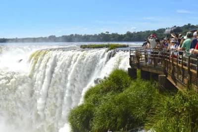 Descubre las cataratas del iguazú desde argentina con guía local, recogida en hotel, paseo en tren ecológico y senderos accesibles. incluye garganta del diablo y rutas por la selva.