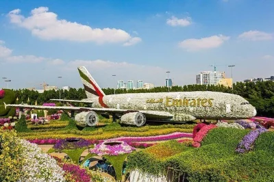 Erlebe dubais miracle garden und global village an einem abend – inklusive eintritt, optionaler hotelabholung und barrierefreiem transport für alle.
