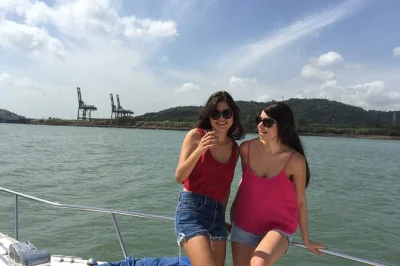 Découvrez la baie de panama lors d’une croisière privée au départ de flamenco marina, avec vue sur la skyline, pêche légère et boissons incluses. guide local bilingue et horaires flexibles.