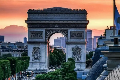 Descubra paris a pé, do charmoso montmartre até o arco do triunfo, com um guia local cheio de histórias. inclui ingresso para o arco, parada na padaria e dicas imperdíveis da cidade.