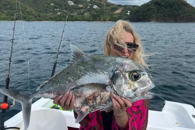 Scopri la costa pacifica del costa rica con un tour combinato di pesca e snorkeling, barca esclusiva, equipaggio locale e snack freschi inclusi. avventura in piccolo gruppo.