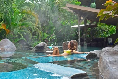 Rilassati in 25 piscine termali a baldi hot springs, la fortuna, con vista sul vulcano arenal. tutte le tasse incluse. accesso facile dal centro, adatto a sedie a rotelle.