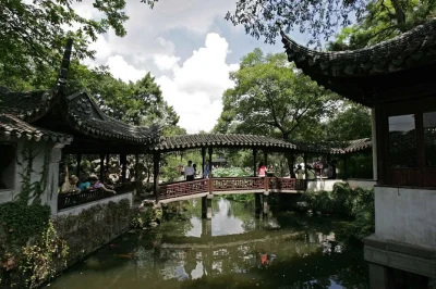 Scopri i giardini storici di suzhou, la porta antica di panmen e il museo della seta in un tour privato da shanghai con pranzo locale e pick-up flessibile.