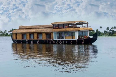 Deslize pelas águas tranquilas de alleppey em um houseboat privativo, experimente pratos típicos de kerala, explore canais estreitos de vilarejos em barco local e relaxe com todas as refeições inc