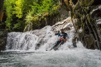 Viva a aventura do canyoning nos pirenéus perto de foix—deslize, nade, use tirolesa e faça rapel no cânion marc com grupo pequeno e guia especialista. equipamento completo incluso.