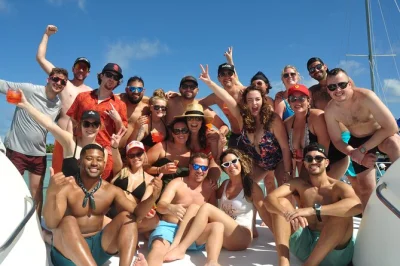 Erlebe eine private katamaran-tour in punta cana mit schnorcheln, lokaler musik, snacks und getränken. inklusive hoteltransfer und halt am berühmten natural pool.