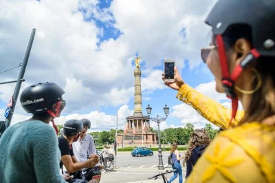 Explorez berlin en segway avec un guide local, découvrez la porte de brandebourg, l’île aux musées et le mémorial de l’holocauste. petit groupe, casque inclus.