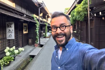 Explorez les rues historiques de takayama, dégustez six sakés locaux et écoutez les anecdotes d’un guide du coin. balade guidée facile d’accès avec dégustation incluse.