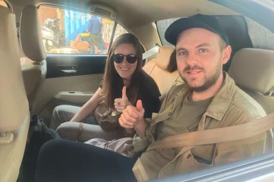 Trasferimento privato dall’aeroporto di delhi al tuo hotel o in città con autista locale, acqua in bottiglia e pickup flessibile. tutte le tasse incluse e aria condizionata garantita.