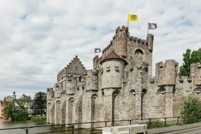 Descubra bruges e ghent em um dia saindo de bruxelas, prove chocolate artesanal, caminhe por ruas medievais e ouça histórias com guia local em espanhol. transporte incluso.